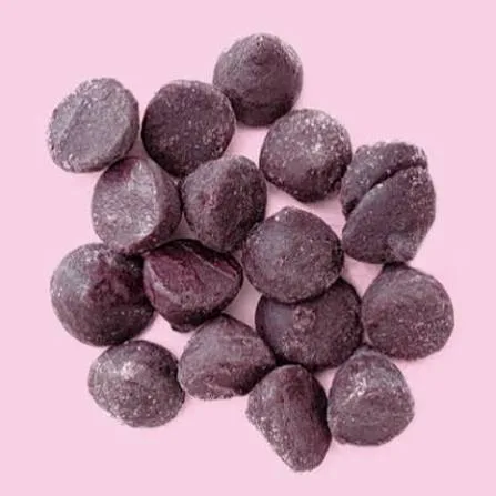 Løsfrosne mørklilla açaí-pellets set ovenfra