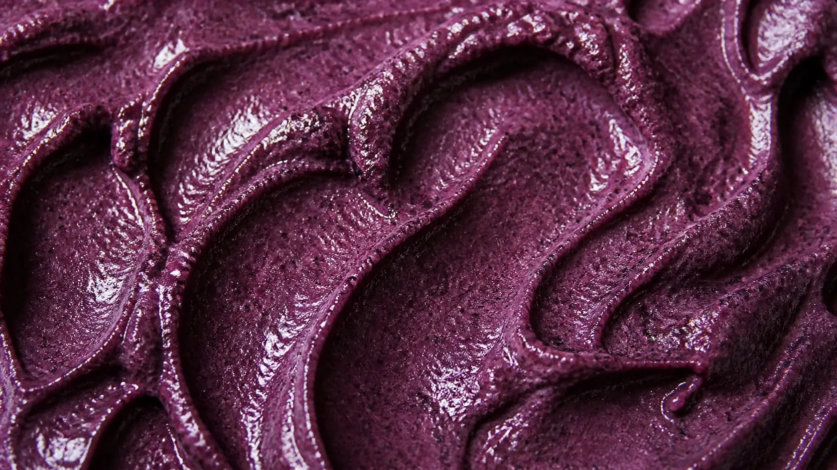 Nærbillede af cremet, mørklilla açaí-puré
