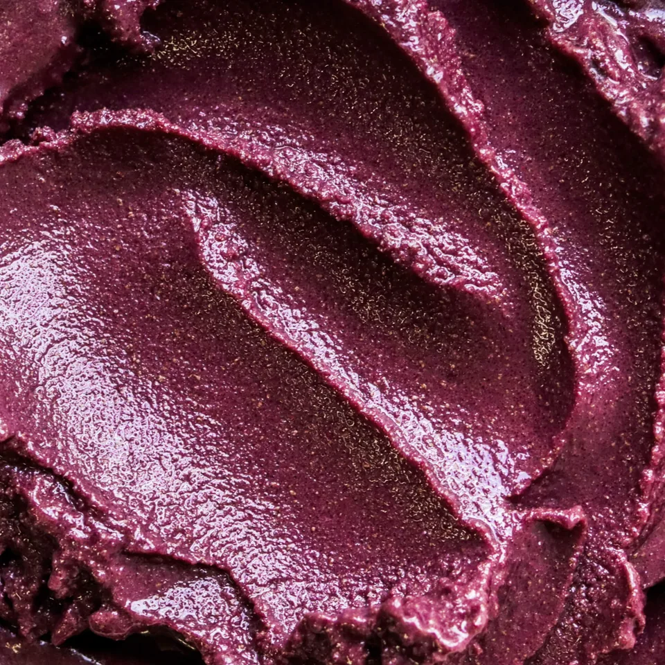 Nærbillede af mørklilla açaí-sorbet med cremet overflade